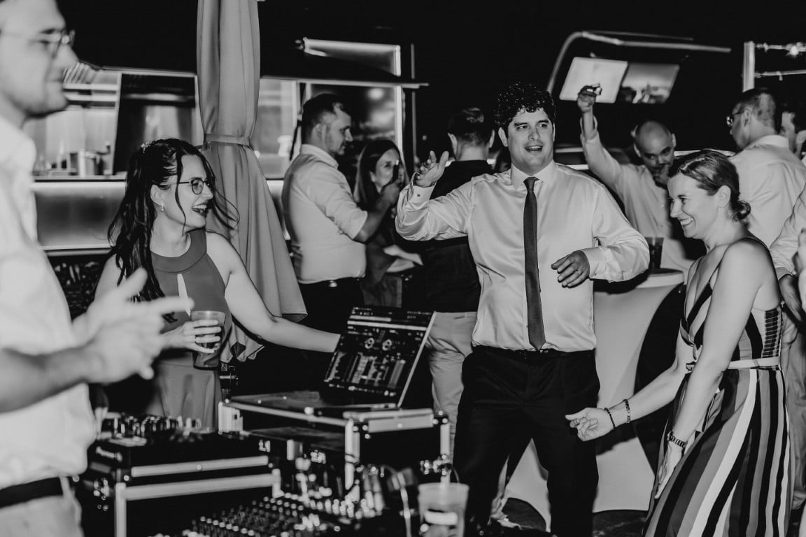 I do wedding party moments